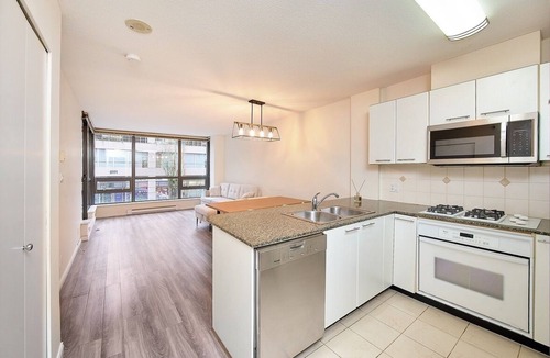 Richmond City Centre Apartment | Spacious stay beside Richmond Brighouse Station