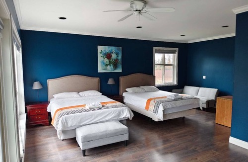 Richmond Bed & Breakfast | Spacious Vancouver Airport Blueberry Manor | Near YVR & Skytrain