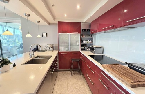 Downtown Vancouver Apartment | Spacious Yaletown Sub-Penthouse | Water Views, Huge Patio, Seawall, Great Dining