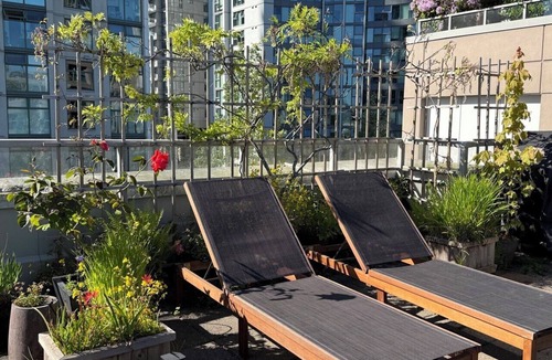 Downtown Vancouver Apartment | Spacious Yaletown Sub-Penthouse | Water Views, Huge Patio, Seawall, Great Dining