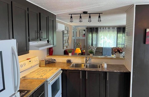 New Victoria House | Sparkling 3 bdrm home a few minutes from beach & lighthouse