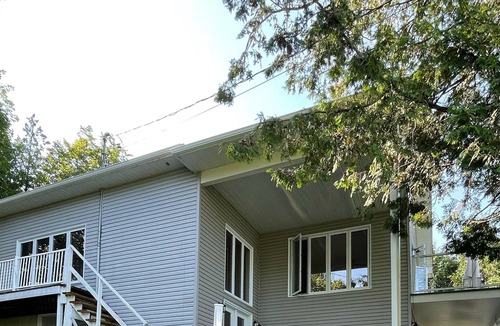 La Peche Cottage | Spectacles lake view cottage with outdoor Hot Tub, close to ski hills