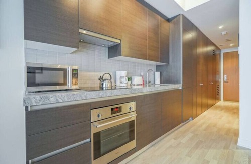 Wellington Place Condo | Spectacular 1BR Condo in Hot King West