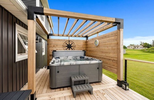 Bayview Cabin | Spectacular Cabin with Hot-Tub and Modern Indoor in Canada