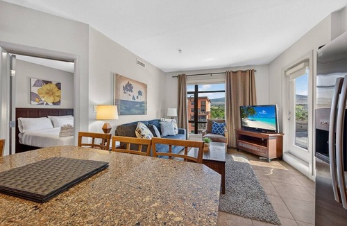 South Pandosy Apartment | Spectacular View @ Playa 601. Rooftop Pool!