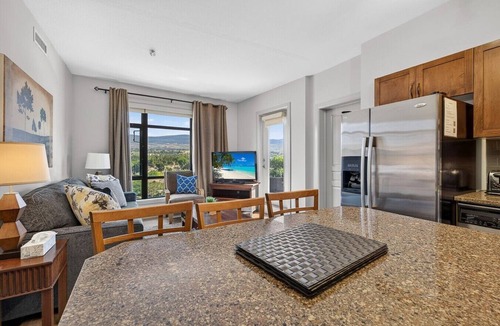 South Pandosy Apartment | Spectacular View @ Playa 601. Rooftop Pool!