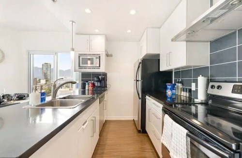 Crosstown Apartment | Spectacular Views in the Heart of the City | 6 Sleeps | Pool & Sauna