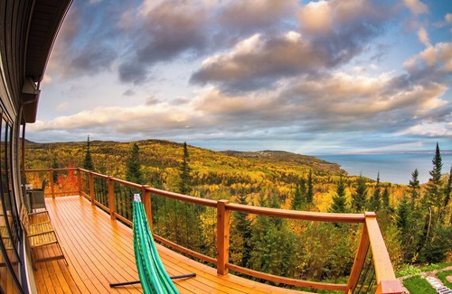 Saint-Joseph-de-la-Rive House | Splendid terrace flirting with the mountain