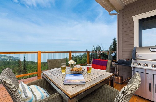 Saint-Joseph-de-la-Rive House | Splendid terrace flirting with the mountain