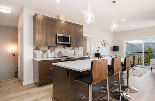McKinley House | Splendour by the Lake at McKinley Beach | Lake-View 3BR + Beach, Trails & Courts