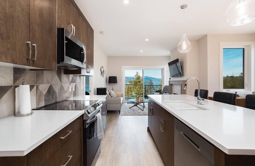 McKinley House | Splendour by the Lake at McKinley Beach | Lake-View 3BR + Beach, Trails & Courts