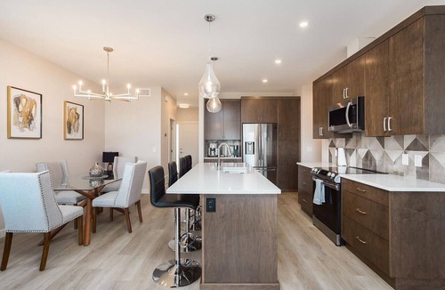 McKinley House | Splendour by the Lake at McKinley Beach | Lake-View 3BR + Beach, Trails & Courts