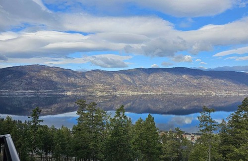 McKinley House | Splendour by the Lake at McKinley Beach | Lake-View 3BR + Beach, Trails & Courts