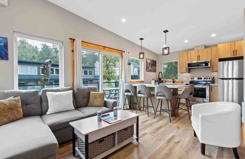Ucluelet Cabin | SS#3 Paddler-Cozy, Modern, Spring Cove View, Sauna