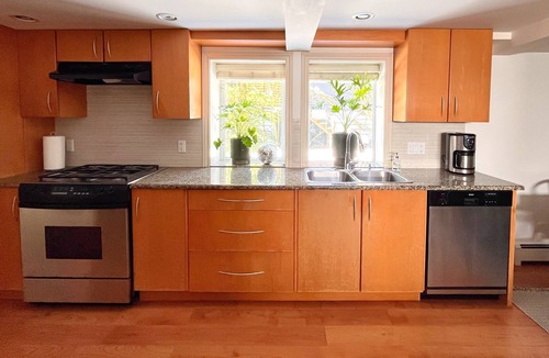 Upper Lonsdale House | Stair-Free Suite near Grouse & Edgemont