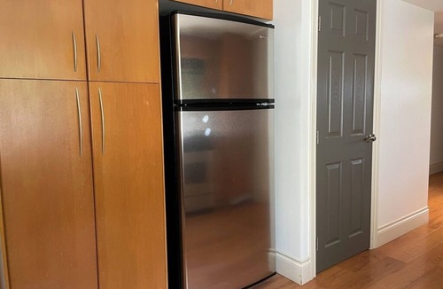 Upper Lonsdale House | Stair-Free Suite near Grouse & Edgemont