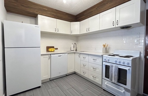 Southwest Calgary Apartment | Stampede |BMO | Stanley Park | Sleeps 6