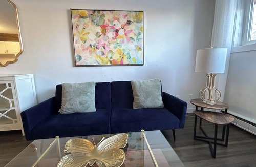 Southwest Calgary Apartment | Stampede |BMO | Stanley Park | Sleeps 6