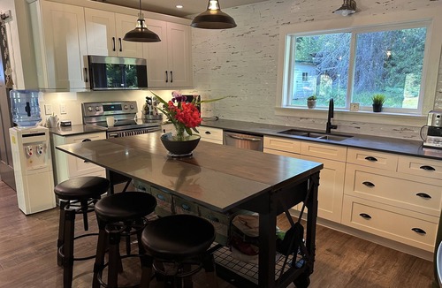 Regional District of Nanaimo House | Star gazing double soaker tub 15 mins to beaches, hiking, biking and restaurants