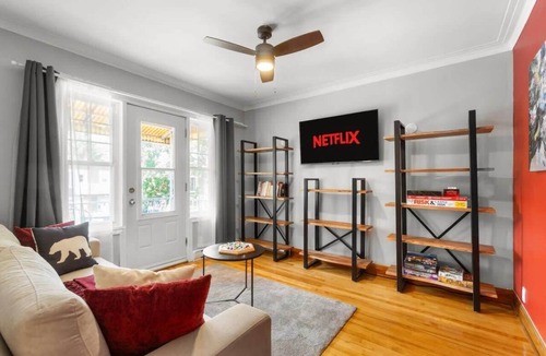 Rosemont-La Petite-Patrie Apartment | Star Pop Art | Chic & vibrant - 1 Bdr