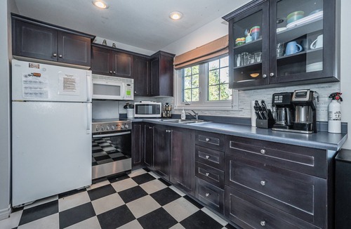 Miller Lake Cottage | Starlight Shores - Serene Lakefront Retreat: Explore and Unwind