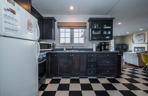 Miller Lake Cottage | Starlight Shores - Serene Lakefront Retreat: Explore and Unwind