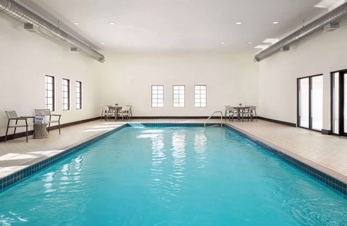 Thornhill Hotel | Stay Comfortably in a Pet-Friendly Suite with Swimming Pool Near Attractions
