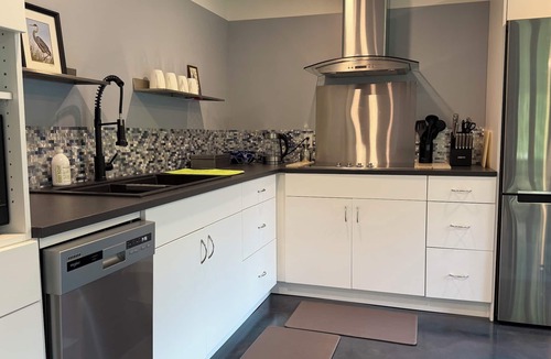 Proctor House | Stay in nature ~ Private estate with modern suite, creek and forest