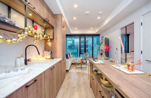 Wellington Place Apartment | Stay in Style Like Taylor Swift – Chic 1-Bedroom Hideaway with Iconic City Views