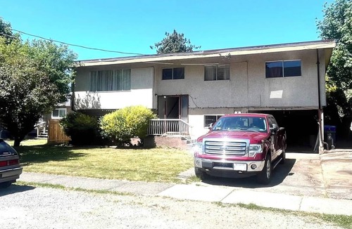 Lake Cowichan House | Steps from the lake: nn A 5-minute walk away from Shops, Saywell park & the lake