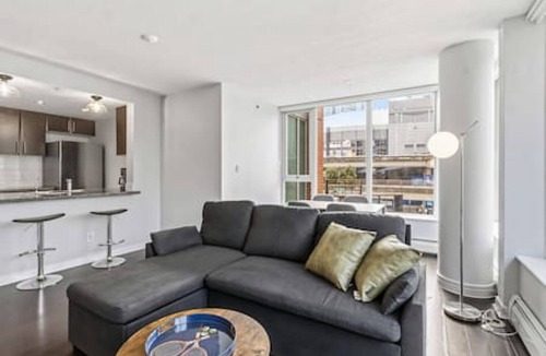 Crosstown Apartment | Steps to Rogers Arena | Stylish 1BR Downtown Condo