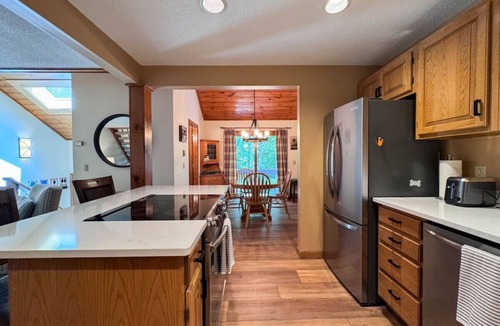 North Conway Villa | Stonehurst Hideaway | Prime Location + Pool Table
