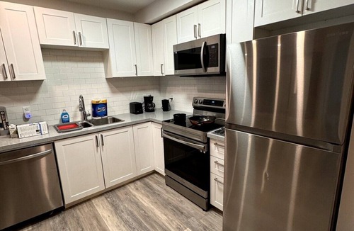 Walkerville Apartment | Studio Apartment | close to Windsor-Detroit Tunnel