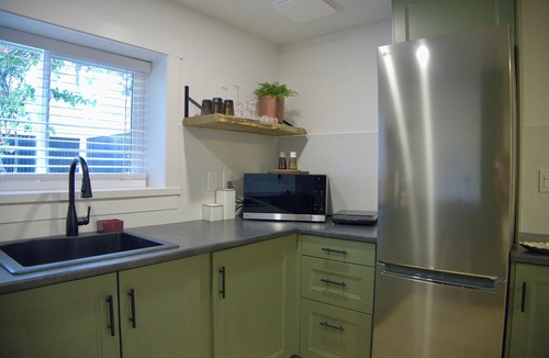 Victoria Apartment | Studio Verde - Cozy modern studio close to local amenities and downtown!