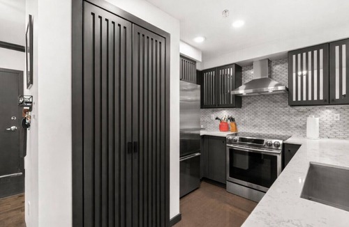 Crosstown Condo | Stunning 1BR Sub-Penthouse - Walk to Science World