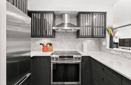 Crosstown Condo | Stunning 1BR Sub-Penthouse - Walk to Science World