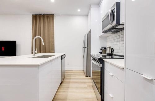 Mile End Apartment | Stunning 3BR w/Sofa Bed near Little Italy - A