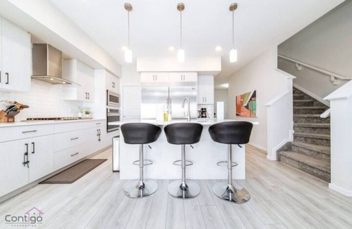 West Edmonton House | Stunning 4BD Home | Gym | Yard | AC | Games Room!
