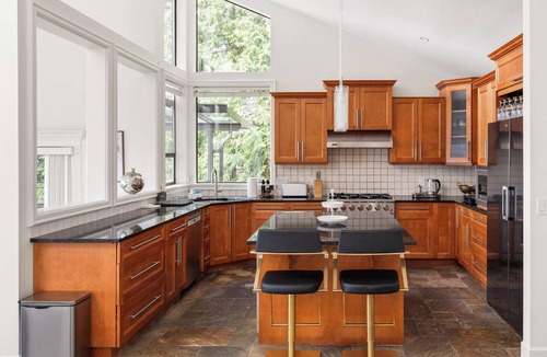 West Vancouver House | Stunning 4BR Retreat - Indoor Pool and Sauna