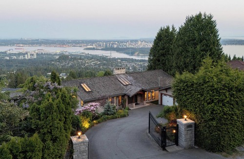 West Vancouver House | Stunning 4BR Retreat - Indoor Pool and Sauna