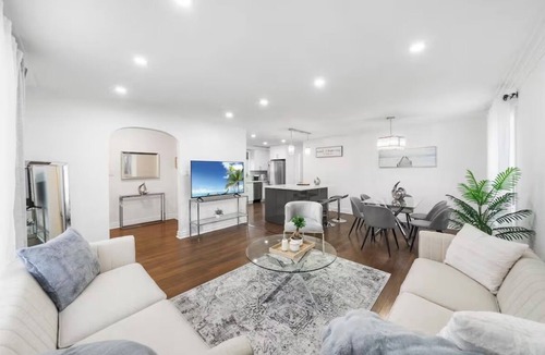 North York House | Stunning Home in Toronto: Family-Friendly Neighbourhood