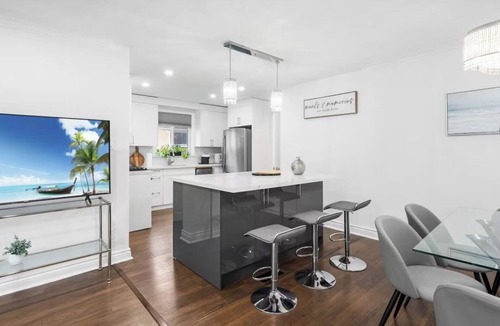 North York House | Stunning Home in Toronto: Family-Friendly Neighbourhood