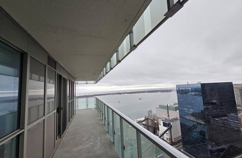 St. Lawrence Apartment | Stunning Lake View, Waterfront 2BR/2BA ·Pool·BBQ -Downtown Sugar Beach Toronto