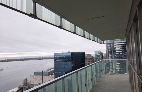 St. Lawrence Apartment | Stunning Lake View, Waterfront 2BR/2BA ·Pool·BBQ -Downtown Sugar Beach Toronto