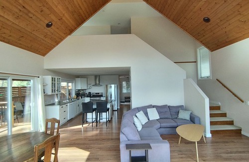 Central Okanagan House | Stunning lakeview chalet in heart of the Okanagan!