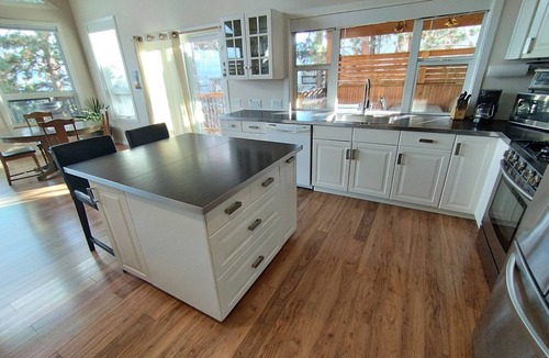 Central Okanagan House | Stunning lakeview chalet in heart of the Okanagan!