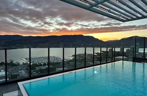 Downtown Kelowna Apartment | Stunning Million-Dollar Lakeview 2 Bedroom signature Loft with rooftop pool