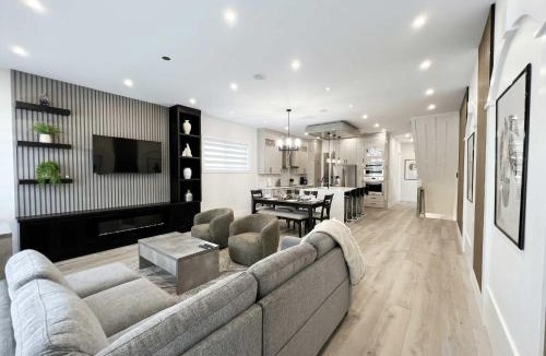 Surrey Apartment | Stunning New-Build in South Surrey Steps from Shopping Parks & White Rock Beach