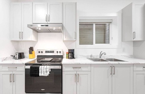 Surrey Newton House | Stunning Newly Furnished 2 Bdrm Suite in Surrey