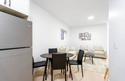 Surrey Newton House | Stunning Newly Furnished 2 Bdrm Suite in Surrey